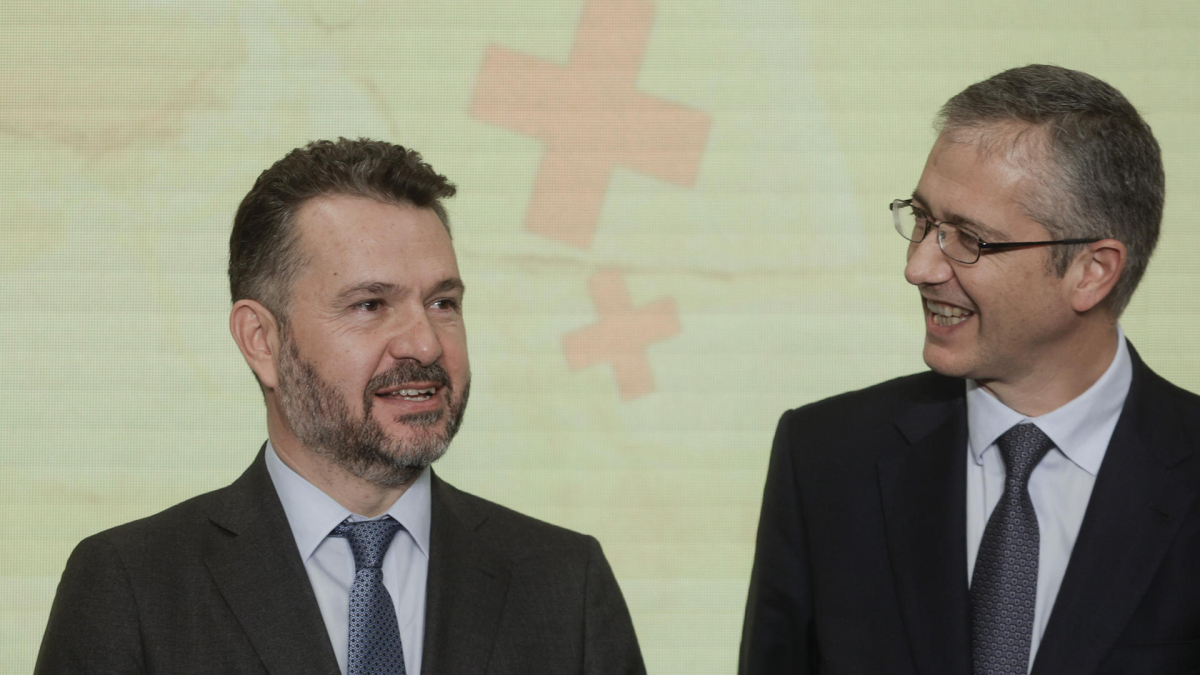 El gobernador del Banco de España, Pablo Hernández de Cos (d), conversa con el presidente de la CNMV, Rodrigo Buenaventura (i). EFE/Quique García