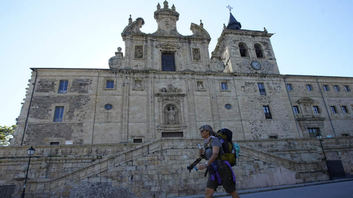 Un peregrino ante el convento de los Paúles. CÉSAR SÁNCHEZ