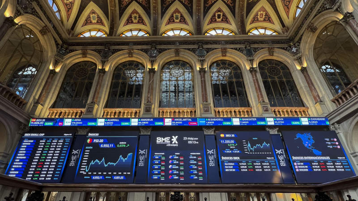 Monitores muestran la evolución de la Bolsa española.  ALTEA TEJIDO