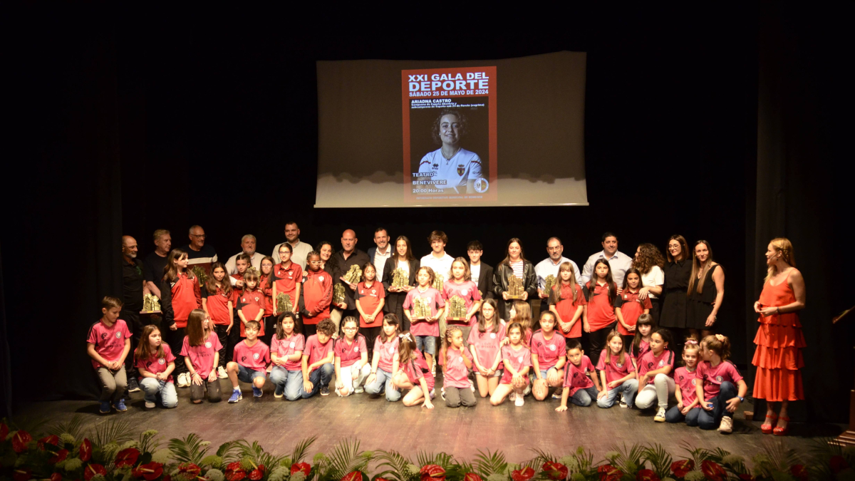Foto de familia de la Gala del Deporte de Bembibre que un año más reafirmó la buena salud que luce el municipio. RODO LÓPEZ