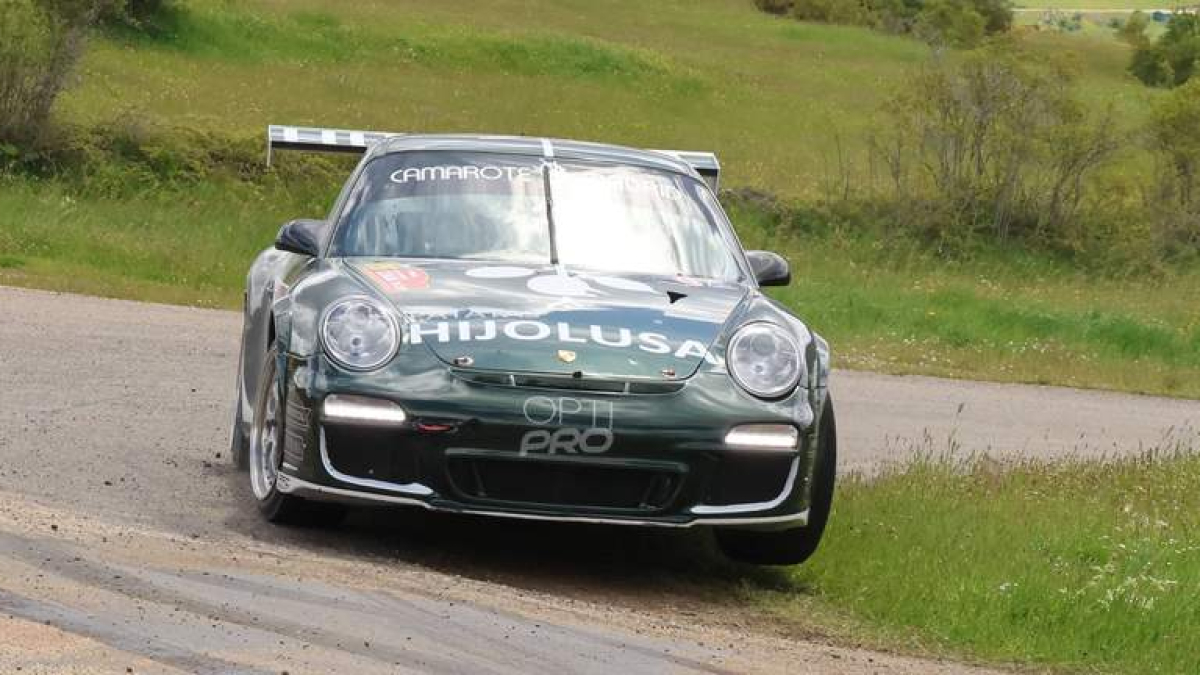Sergio Vallejo (izquierda) se apuntó la victoria en un Rallye de León que contó con una nómina notable de participantes.  BELÉN RODRÍGUEZ