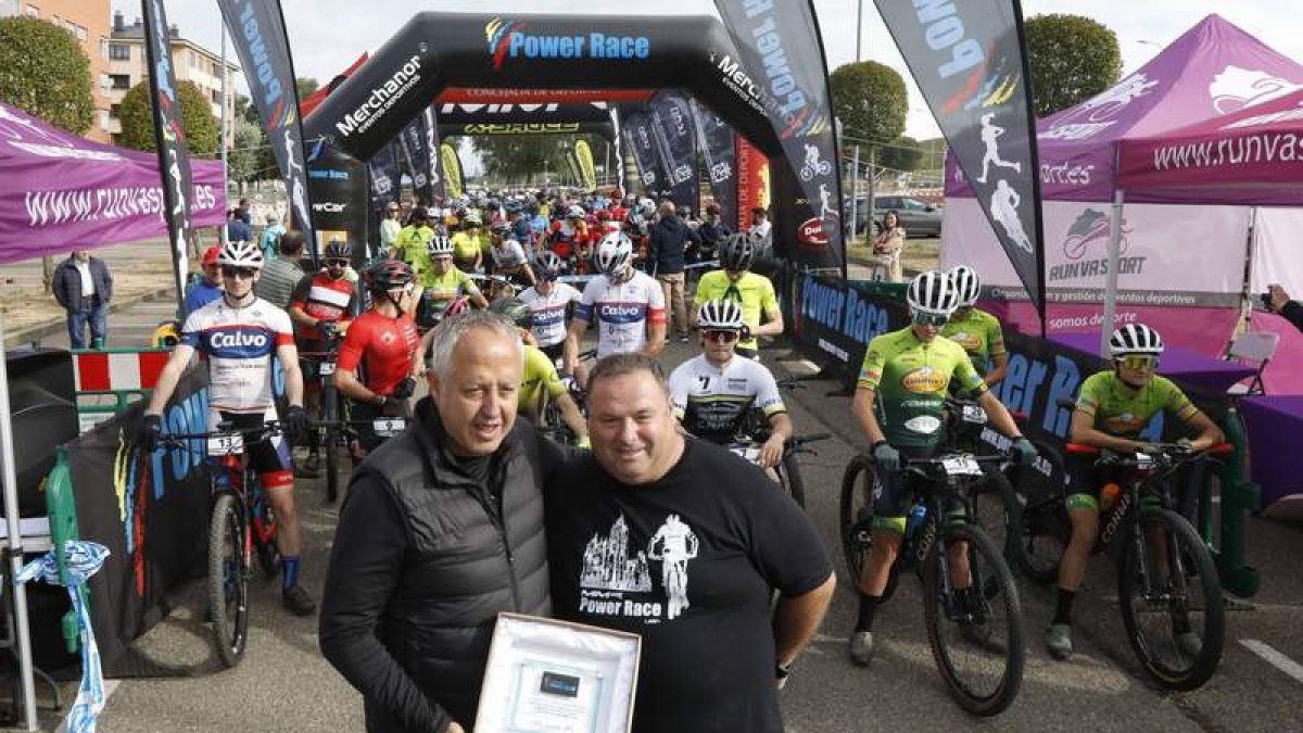 Luis Cueto y Óscar Martínez con una placa conmemorativa. A la derecha los primeros metros de la MMR Power Race León.  RAMIRO