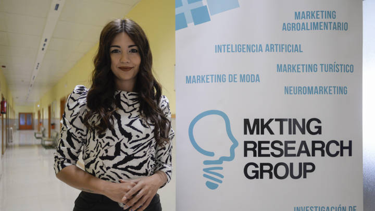Aroa Costa, experta en marketing, posa frente al Neuro Lab, primer laboratorio de una universidad pública de Castilla y León.
