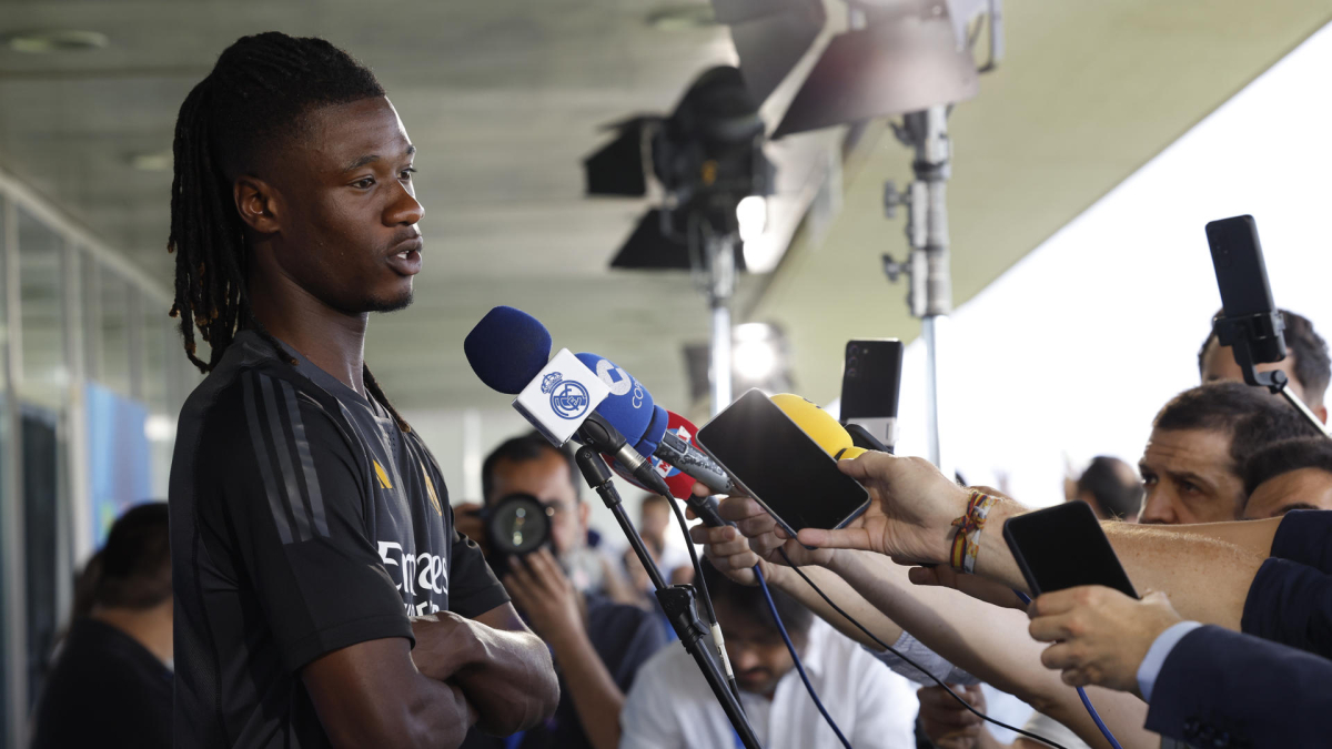 El centrocampista francés del Real Madrid Eduardo Camavinga atiende a la prensa tras el entrenamiento en el día abierto a los medios. EFE/ J.J. Guillén