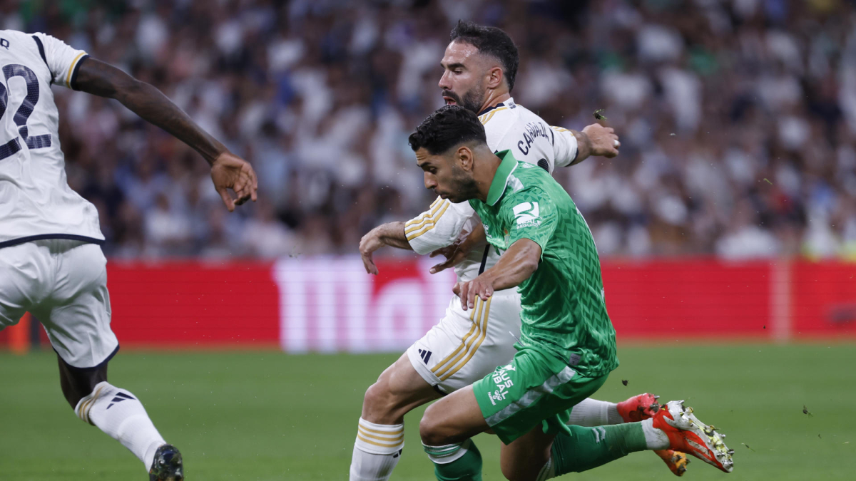 El defensa del Real Madrid Dani Carvajal (detrás) lucha con Ayoze Pérez, del Betis, durante el partido de la jornada 38 de LaLiga que Real Madrid y Real Betis disputaron en el estadio Santiago Bernabéu, en Madrid. EFE/Javier Lizón