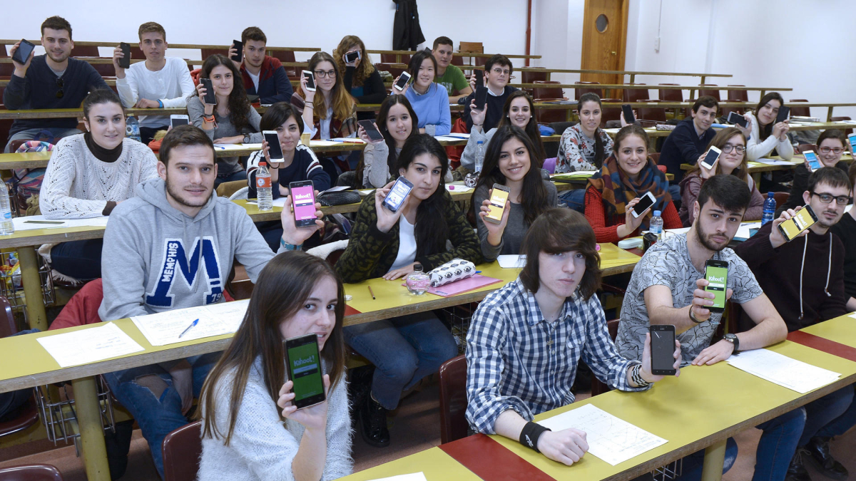 Imagen de archivo de estudiantes mostrandos sus teléfonos móviles durante una clase. EFE/Nacho Gallego