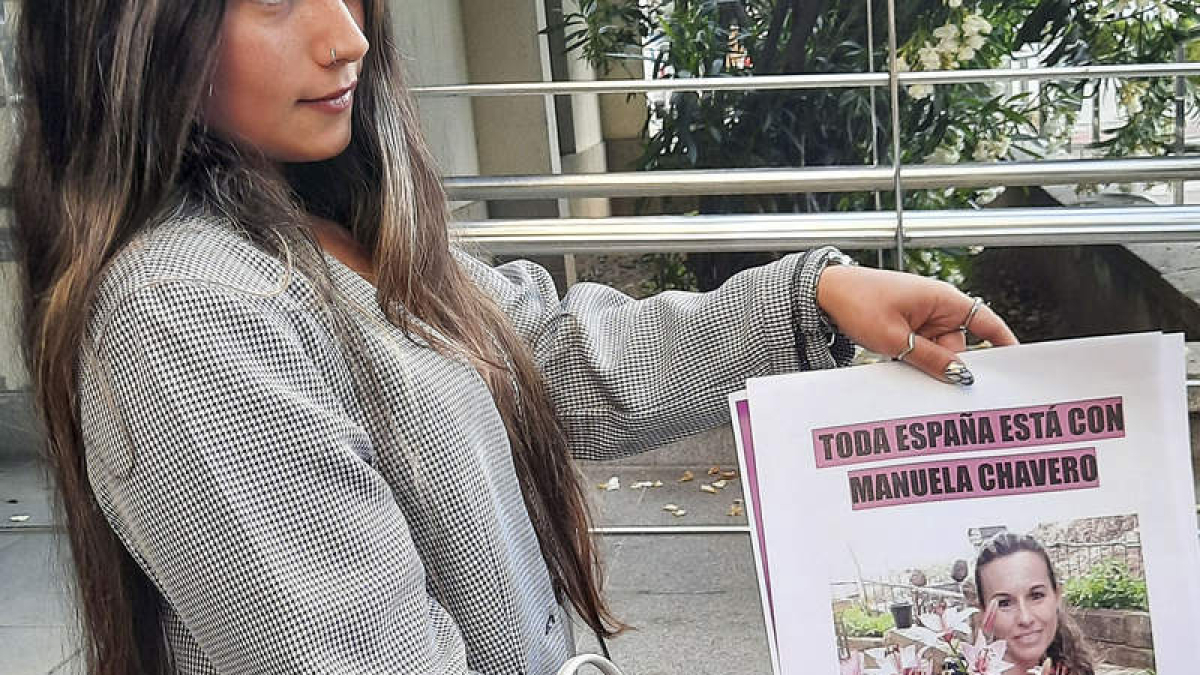 Amigos de Manuela Chavero en su concentración por la víctima ante la Audiencia de Badajoz.  JOSÉ LUIS REAL
