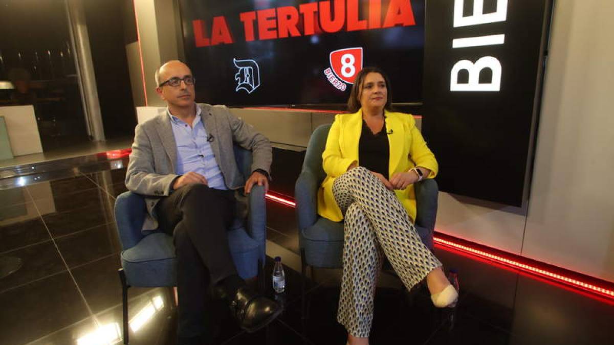 De izquierda a derecha, Jaime Santoalla y Vetania López, anoche, en La Tertulia.  L. DE LA MATA