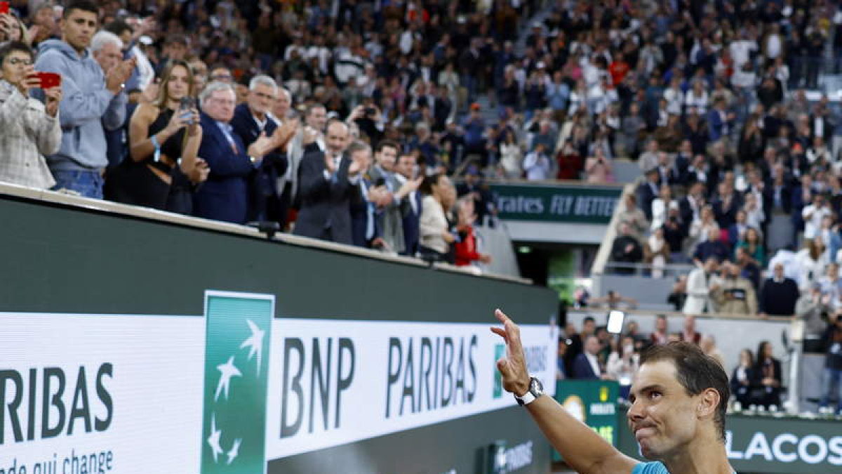 La grada aclamó a Rafa Nadal tras la derrota ante Alexander Zverev en el Roland Garros. BADRA