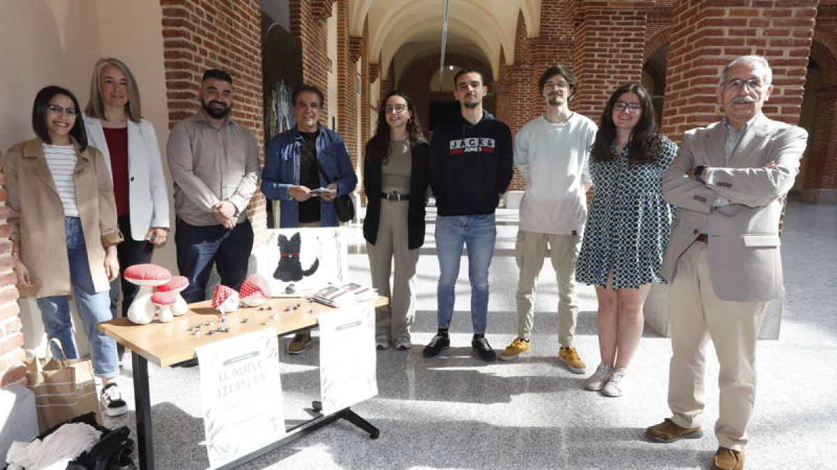Participantes en la mesa redonda de economía circular y alumnado de Trabajo Social. RAMIRO