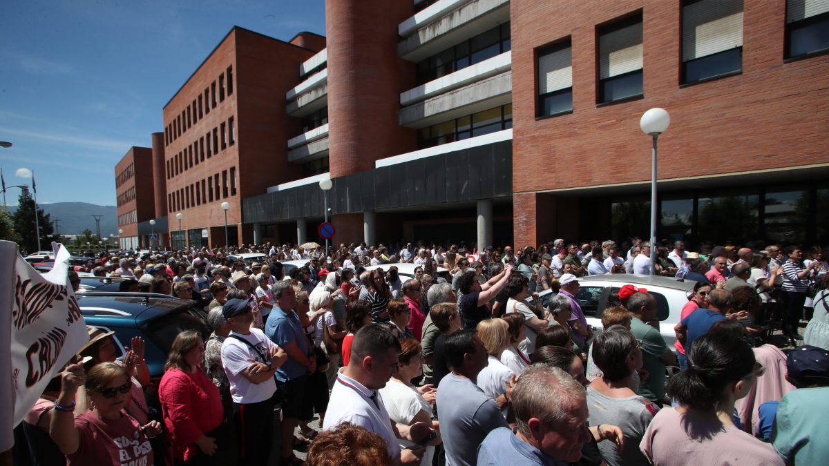 Manifestantes en la última concentración de protesta por la situación de la sanidad en El Bierzo.