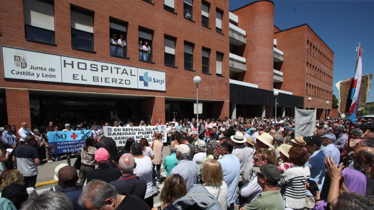 Imagen de la última manifestación celebrada frente al Hospital El Bierzo y convocada por la situación de Oncología.