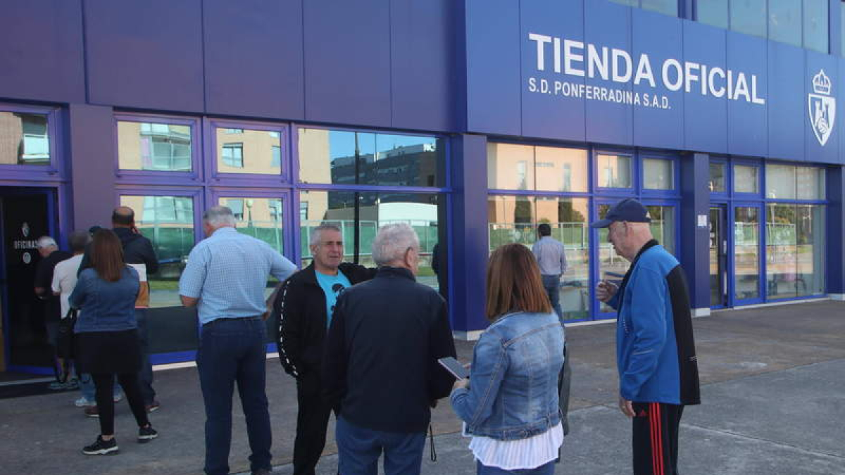 Aficionados de la Deportiva comprando entradas. L. DE LA MATA
