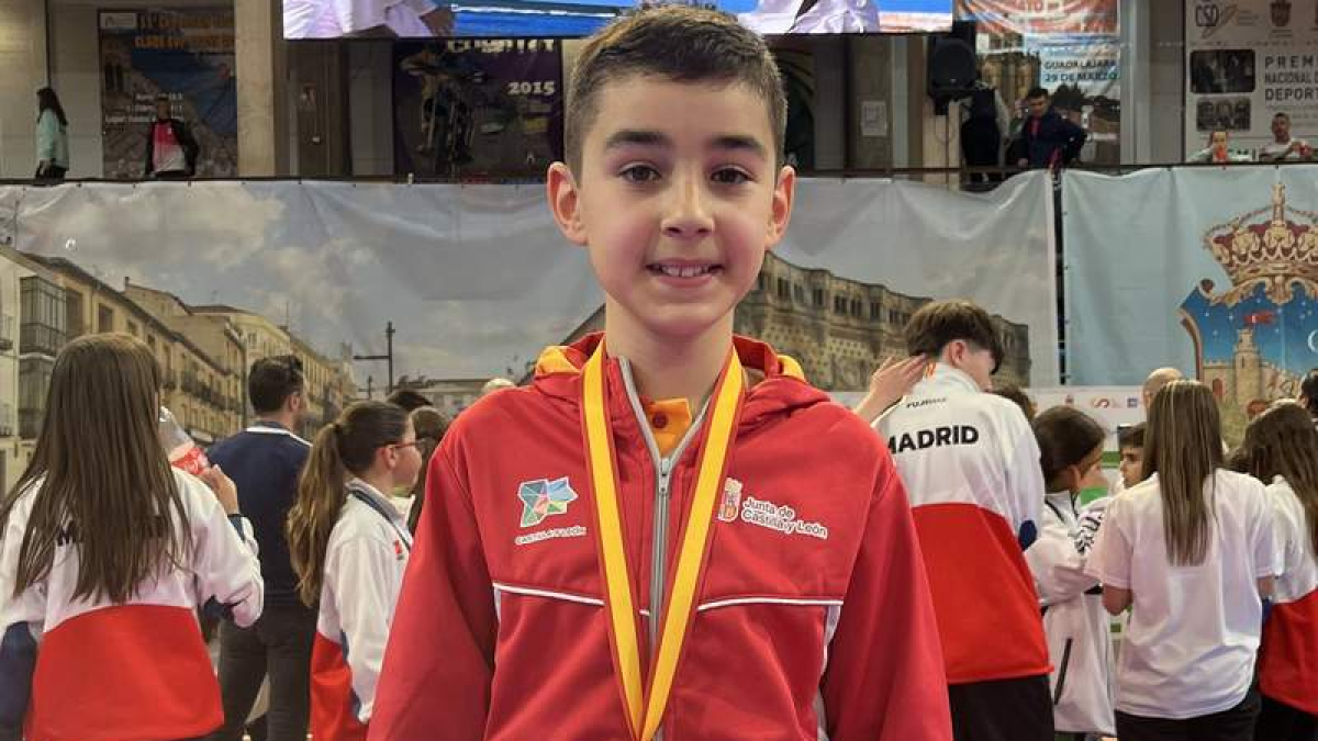 Pablo Castrelo posa con la medalla de oro lograda en Guadalajara.  DL