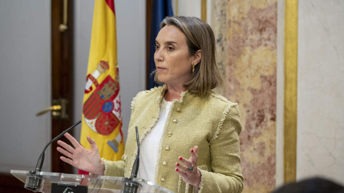 La secretaria general del PP, Cuca Gamarra, en la rueda de prensa durante el pleno del Congreso. FERNANDO VILLAR