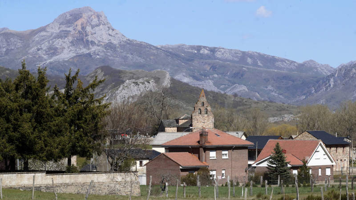 Panorámica de un pueblo en la comarca de Babia.  RAMIRO