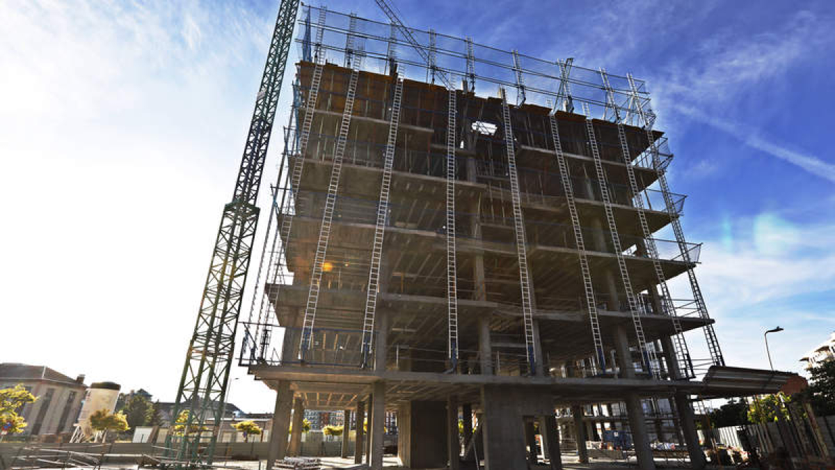 El alquiler de grúas, la compra de material de cerramiento, de forjados, losetas... viene animado por la construcción.  RAMIRO