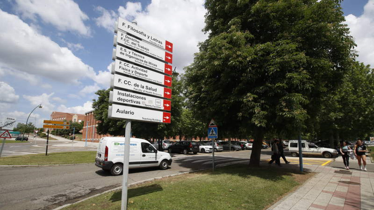 Una de las calles de acceso a la parte baja del Campus de Vegazana, donde se reparten escuelas y facultades. RAMIRO