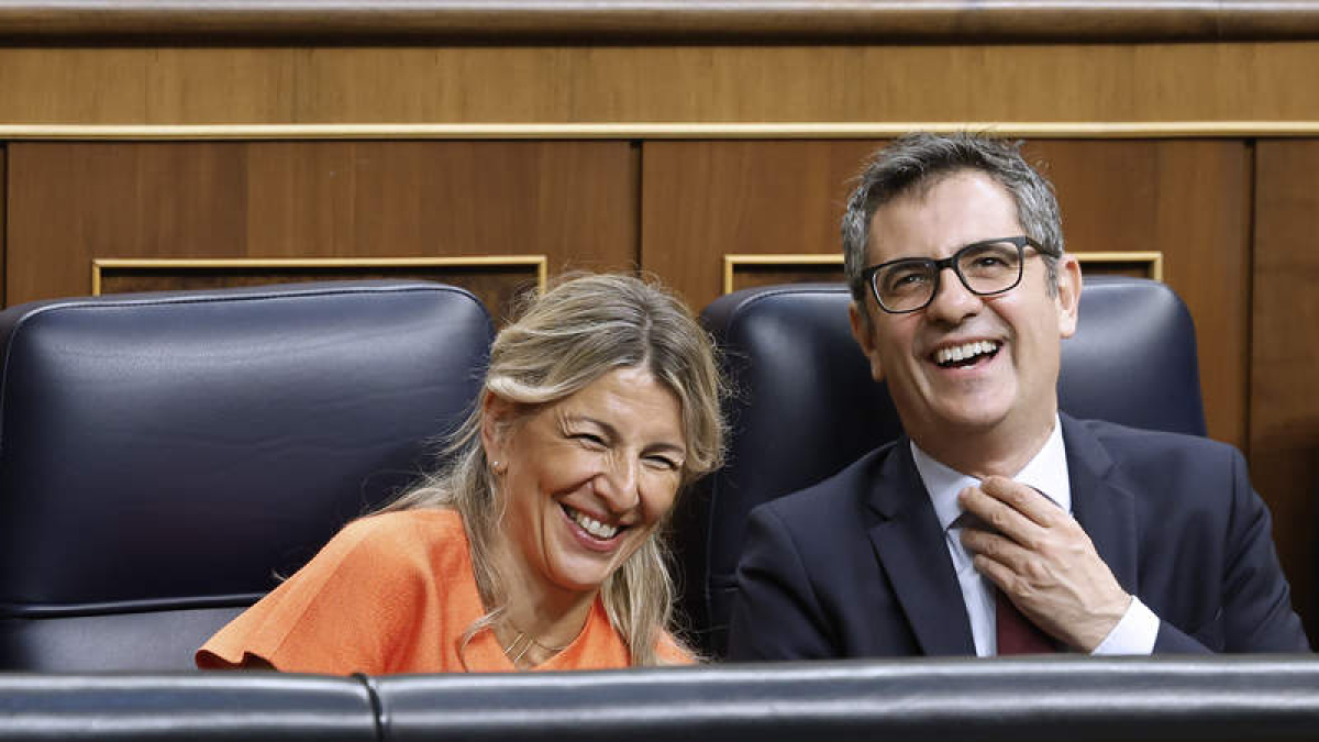 Yolanda Díaz se ríe en el Congreso junto a Bolaños. MARISCAL