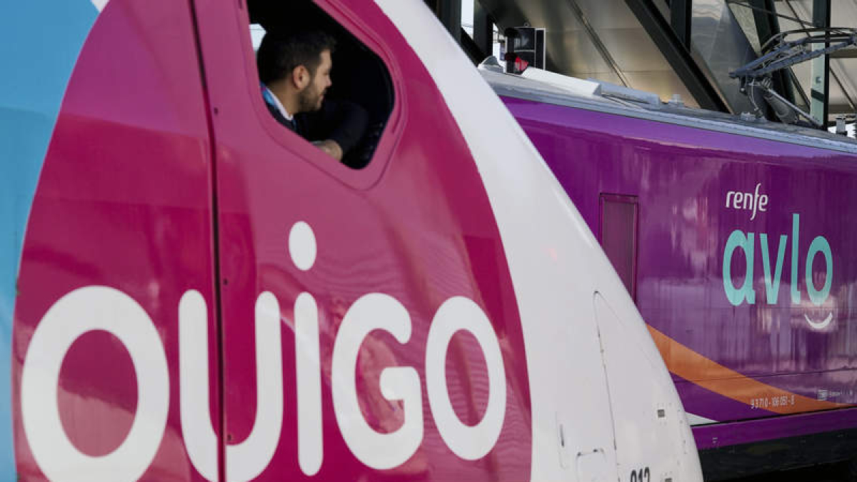 Un tren Avlo y un tren de Ouigo en la estación de Valladolid.  NACHO GALLEGO