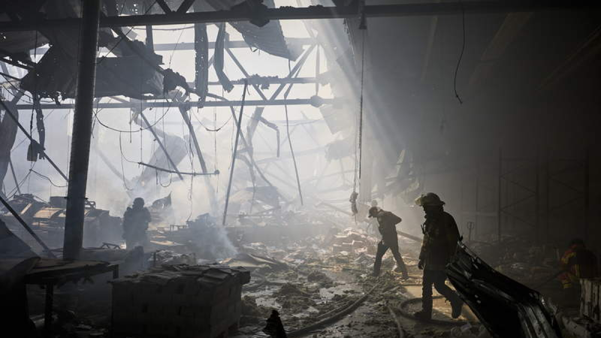 Los servicios de emergencias trabajan en la imprenta afectada por un ataque ruso.  SERGEY KOZLOV