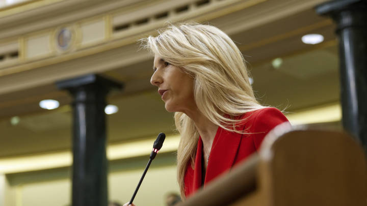 La diputada del PP Cayetana Álvarez de Toledo interviene en la sesión de control al Ejecutivo este miércoles en el Congreso.