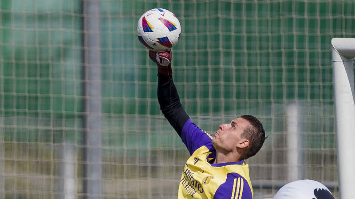 Lunin se entrenó ayer en solitario en Valdebebas.  JIMÉNEZ