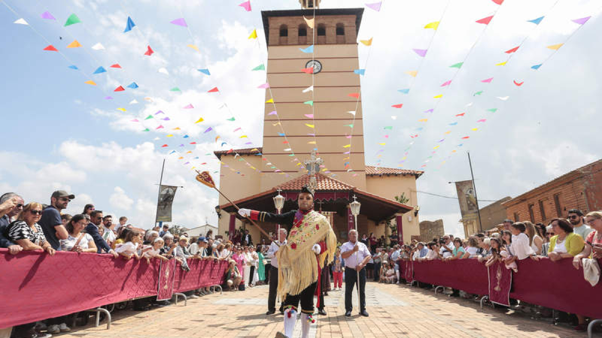 El San Sebastián saliendo de la iglesia en el Corpus de 2023.  DL