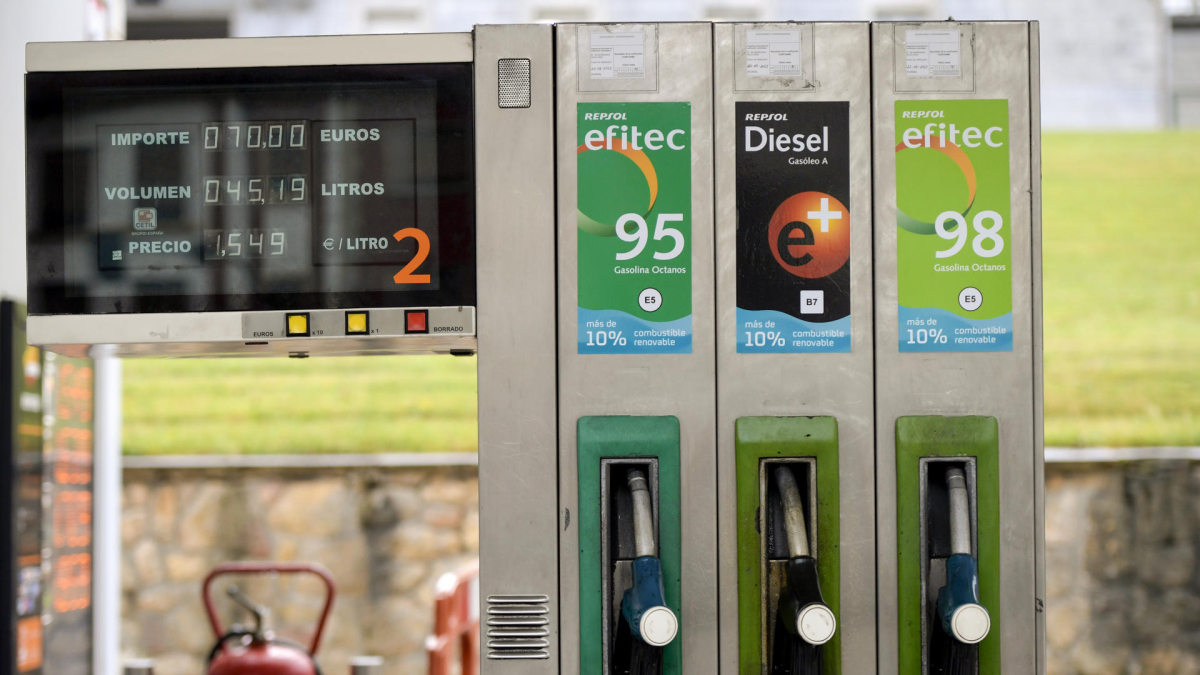 El encarecimiento de la electricidad y la menor bajada de los precios de los carburantes han tirado al alza de la inflación en mayo, que ha subido tres décimas, hasta el 3,6 %. EFE/ Eloy Alonso