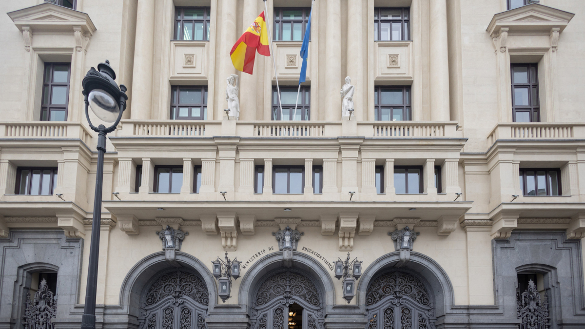 Archivo - Fachada del Ministerio de Educación, Formación Profesional y Deportes.