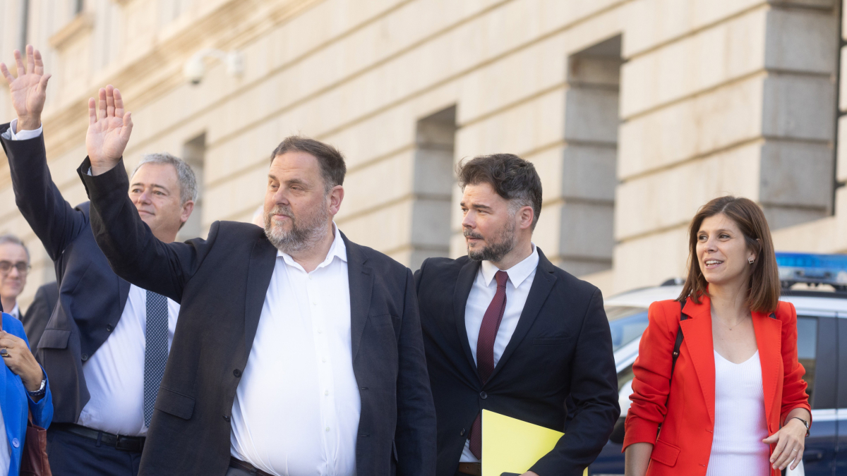 Oriol Junqueras con Gabriel Rufián a su llegada ayer al Congreso.