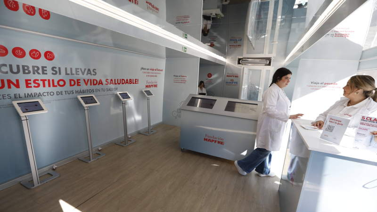 Instalaciones del autobús con ‘La máquina del tiempo’ que se puede visitar en la Plaza de San Isidoro. RAMIRO