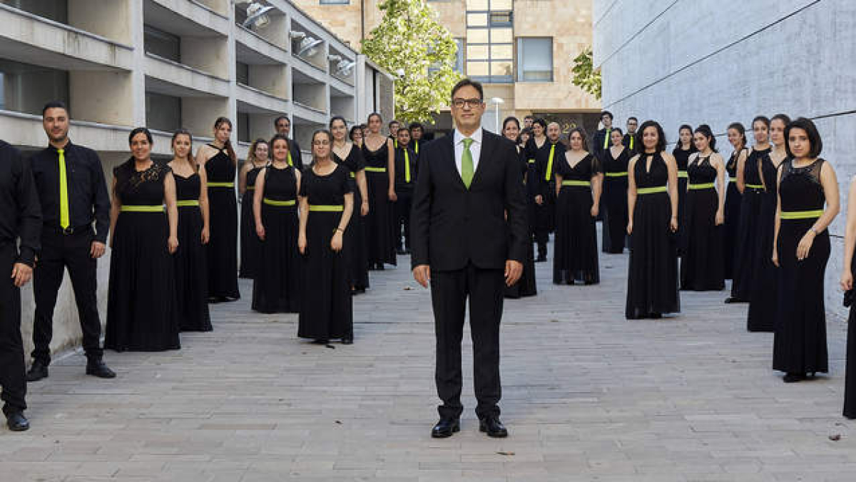 Aitor Olivares, director del Coro Ángel Barja, en el centro, en una imagen promocional de la agrupación para uno de sus conciertos. DL