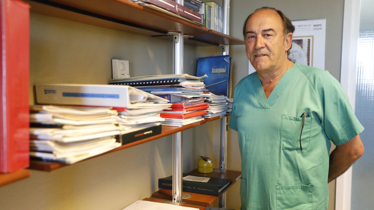 El traumatólogo Luis Díaz Gállego es jefe de la Unidad de Rodilla del Hospital de León.