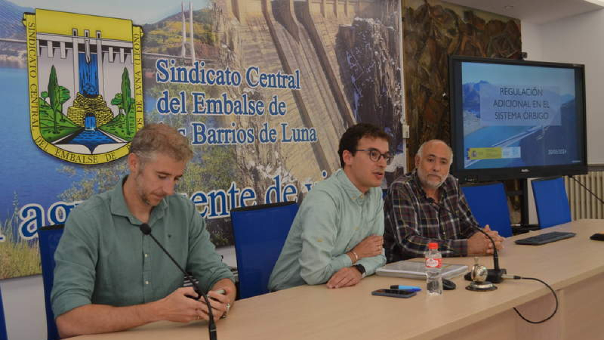 En el centro, el director técnico de CHD, Alejandro Barriuso, este jueves en el Sindicato Central del Embalse de Barrios de Luna. MEDINA