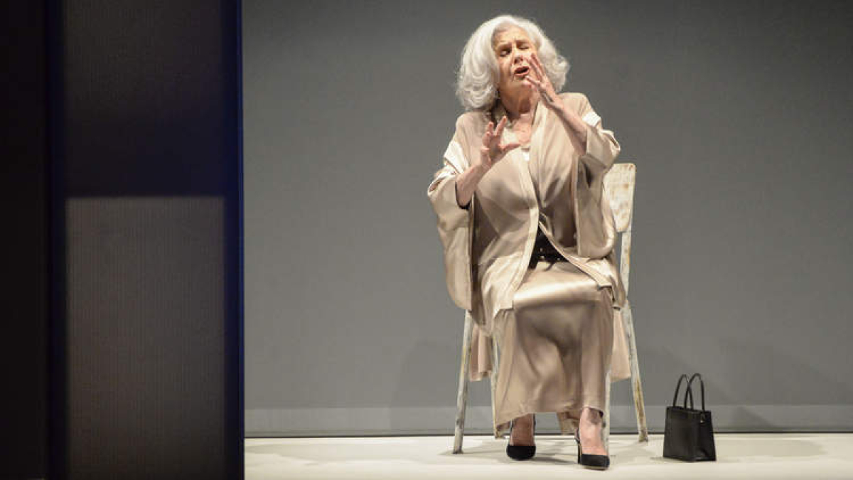 Lola Herrera, ayer, en el Auditorio de León, en una escena de ‘Adictos’, obra que también representa este viernes. MARÍA FUENTES