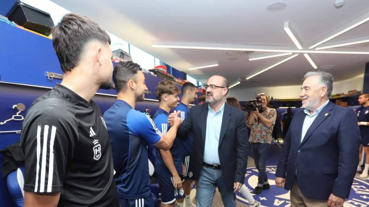 El alcalde de Ponferrada, Marco Morala, saludando a los jugadores deportivistas ayer. ANA F. BARREDO
