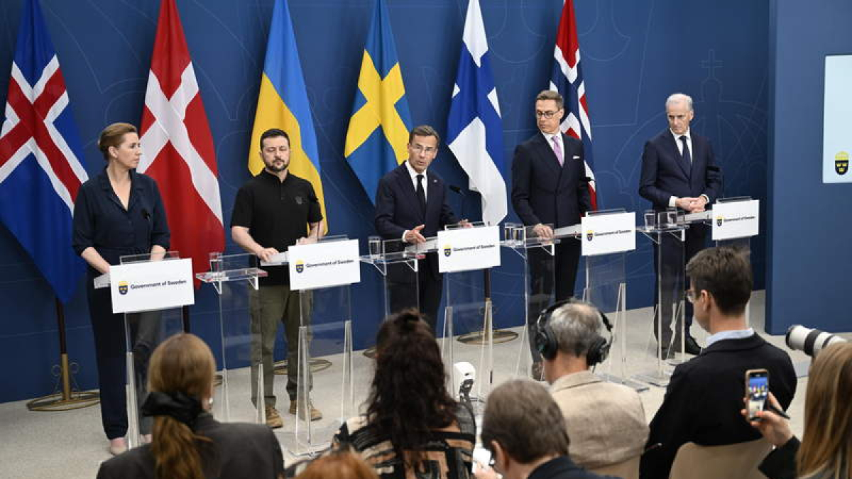 Volodímir Zelenski durante la rueda de prensa con mandatarios nórdicos ayer. FREDRIK SANDBERG