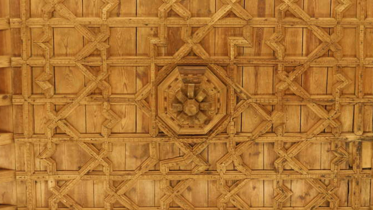 El artesonado de la iglesia de Valcabado es especial por el almizate o harneruelo, estrellado o de lazo. RAMIRO