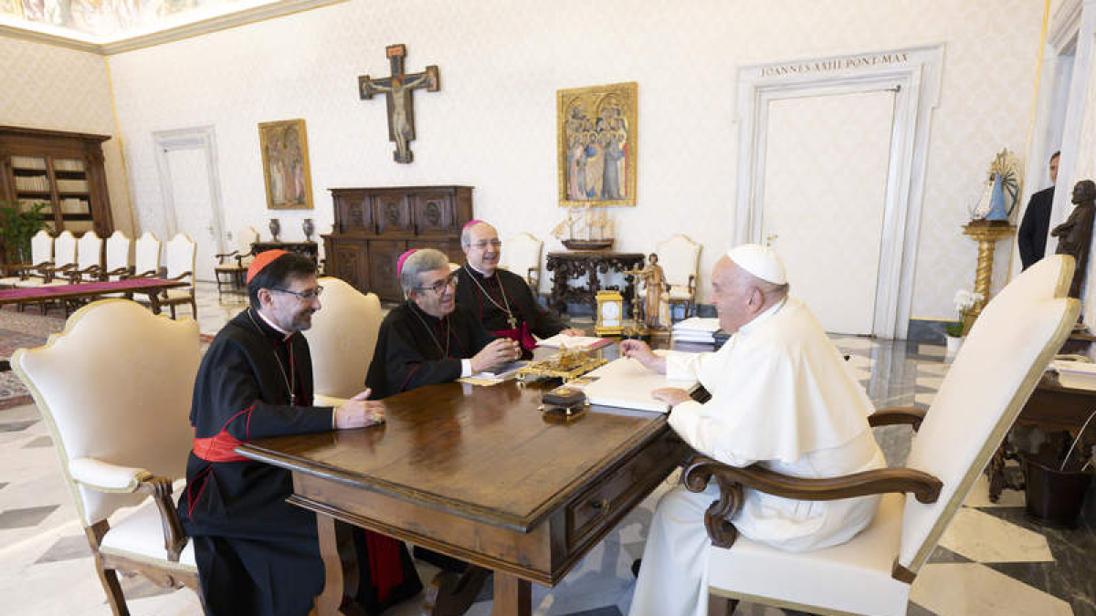 Un momento del encuentro de la representación española con el Papa. EFE