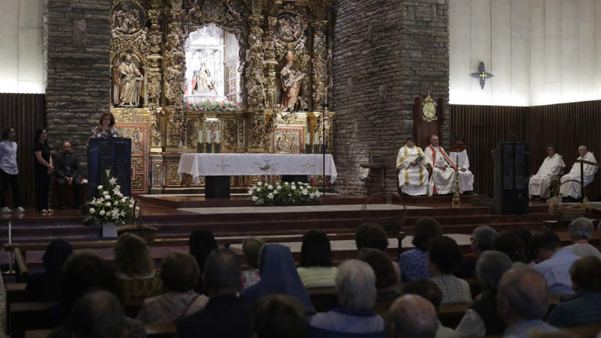 El obispo de León preside la ceremonia. FERNANDO OTERO