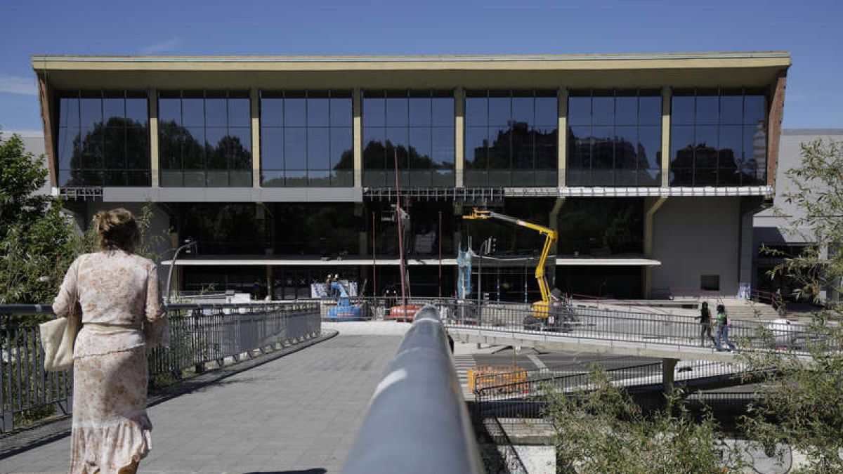 El Palacio de Deportes ya luce sin andamios en su fachada, aunque la obra aún no está lista. F. OTERO