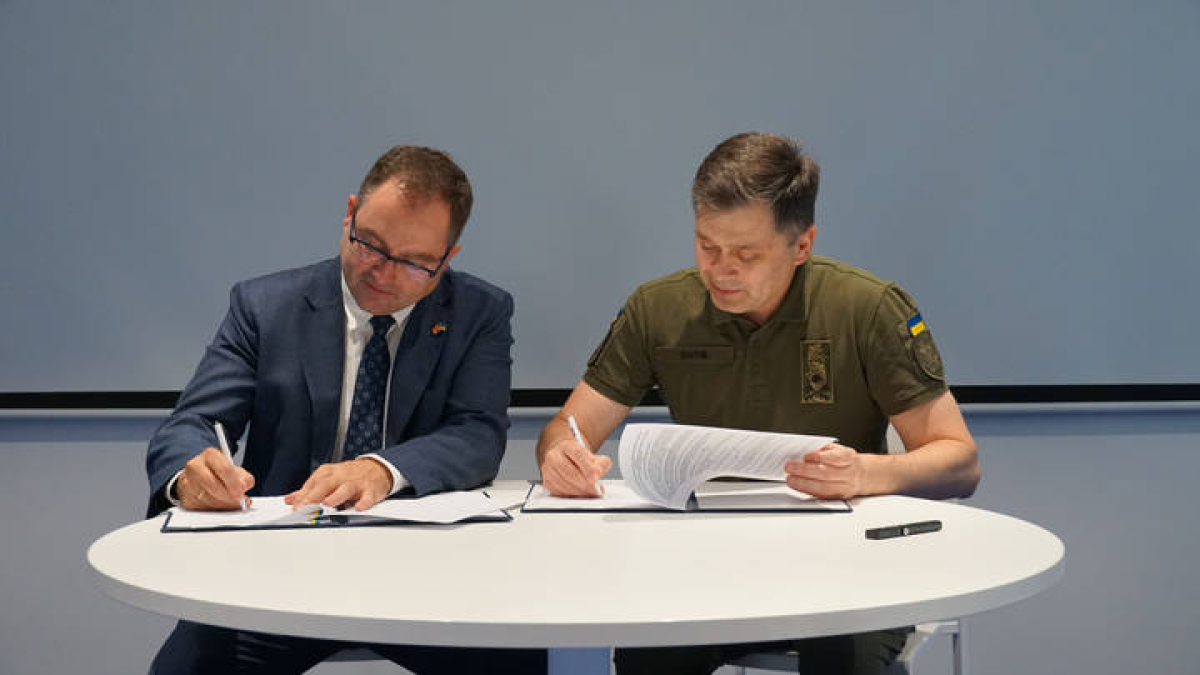 El director del Incibe, Félix Barrio, firma el acuerdo con Oleksandr Potii. 