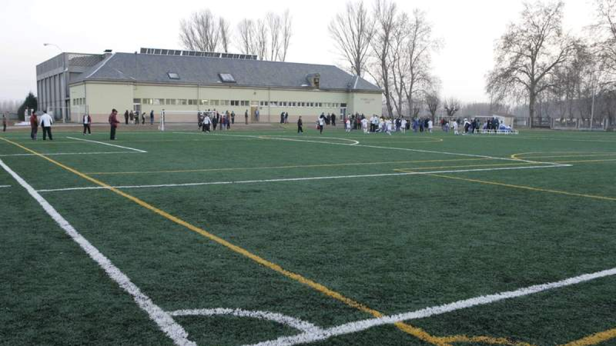 El Ayuntamiento de León construirá una grada en el CHF.  RAMIRO