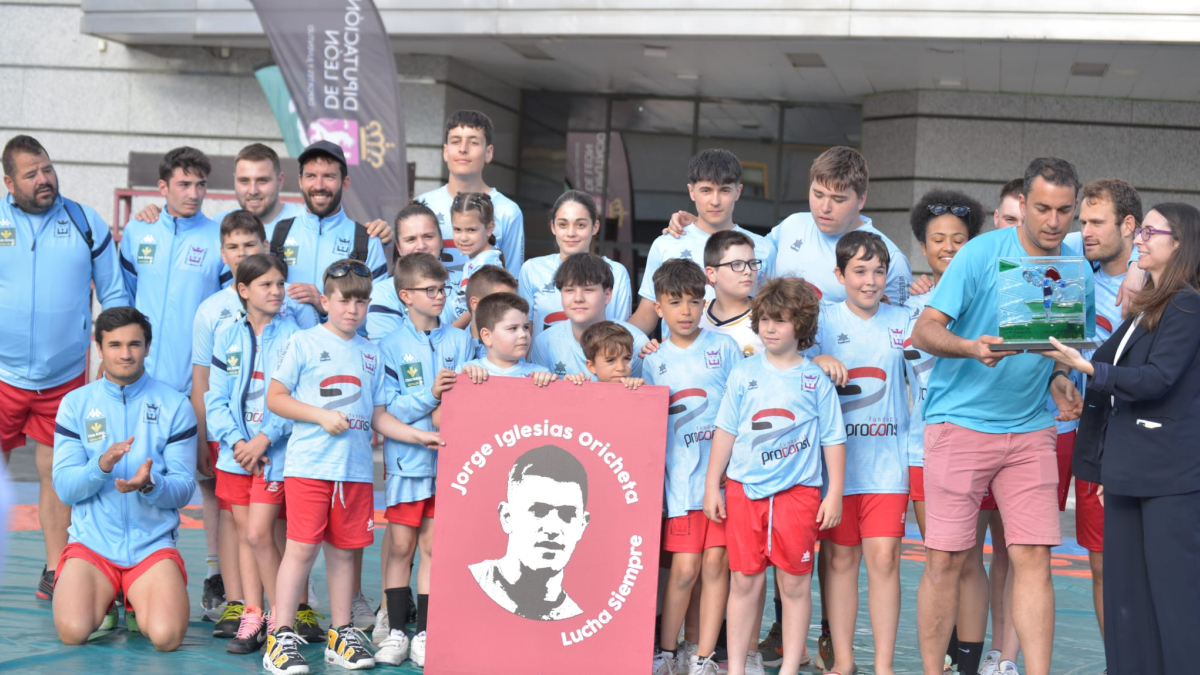 Aluches celebra el tercer puesto de la Liga por equipos.