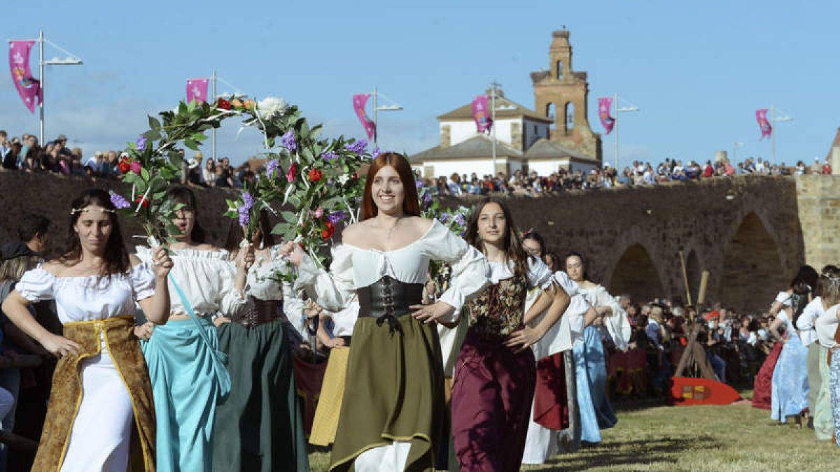 Las damas desfilaron para preceder los primeros entrenamientos. MARÍA FUENTES