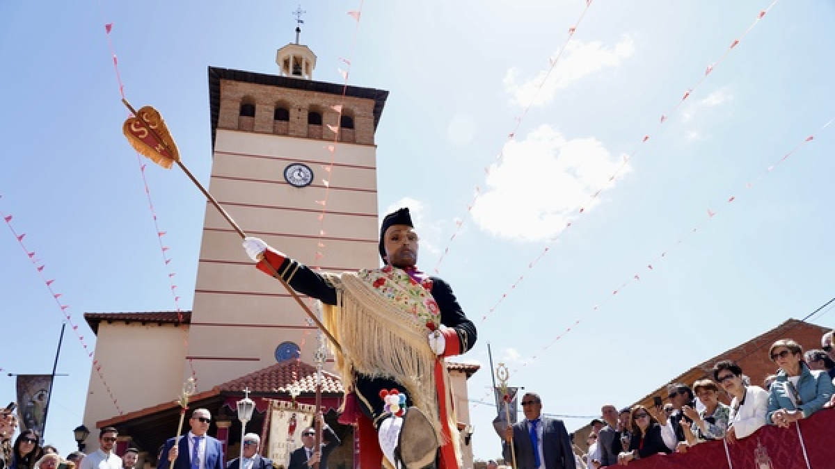 El joven cumplió con la tradición de una fiesta declarada de Interés Turístico Provincial y Regional y cuyo origen se sitúa en el siglo XVII y dio vida al capitán de la Primera Corte de la Guardia Pretoriana, desfilando con paso lento por las calles del pueblo.