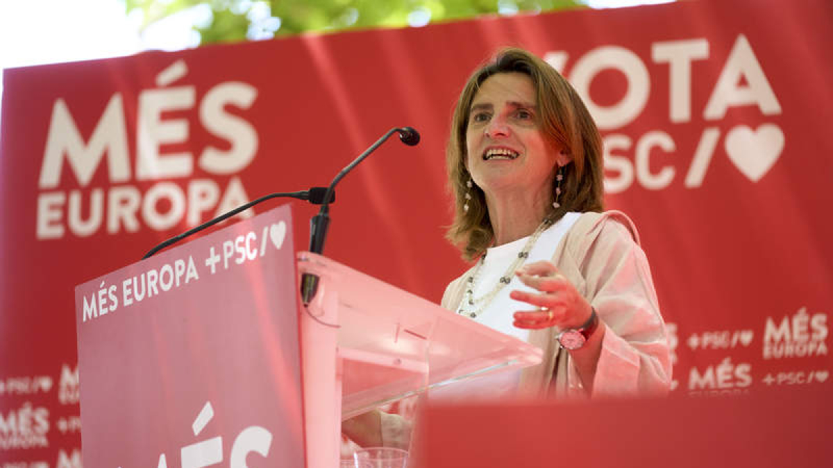 La vicepresidenta tercera, Teresa Ribera, en un mitin. ÁLEX LÓPEZ