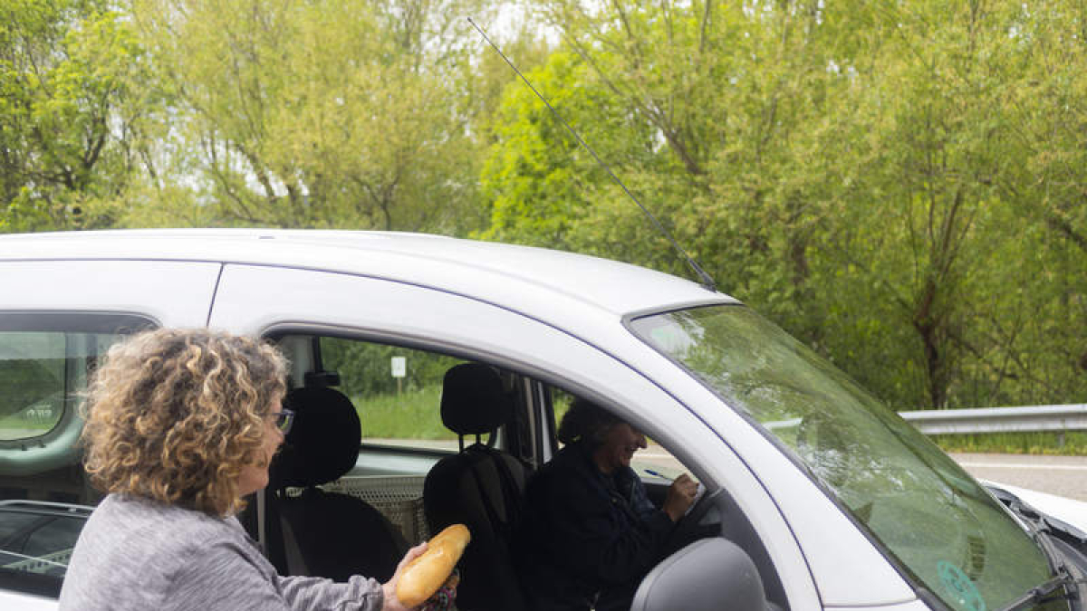 La panadera de Riolago, en su recorrido diario por diez pueblos. MARÍA FUENTES