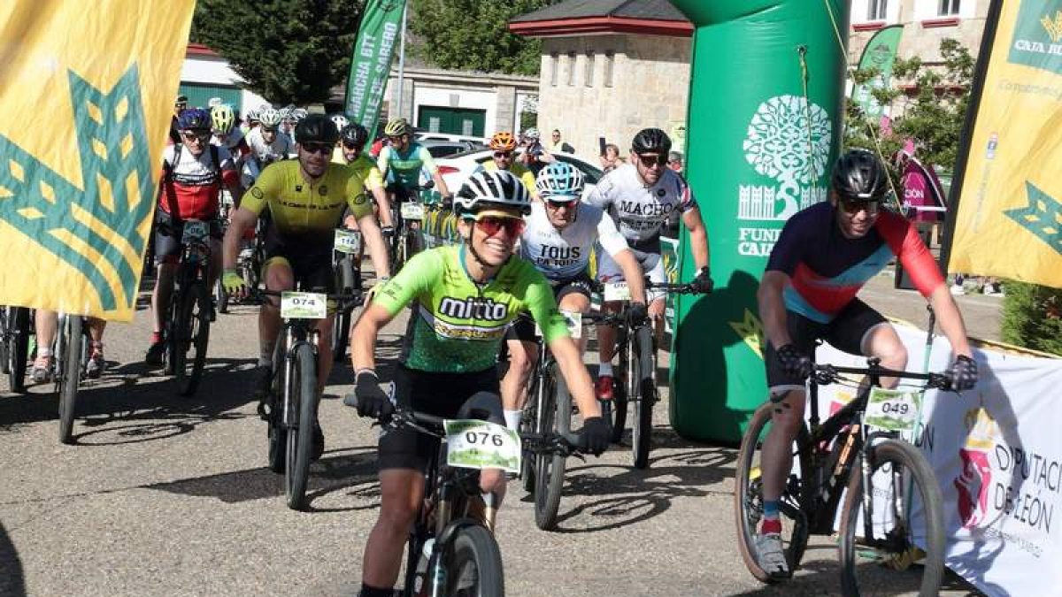 Primeros metros de la Marcha BTT ‘Valle de Sabero’ que ayer celebró su 31ª edición. FACTOR CREATIVO